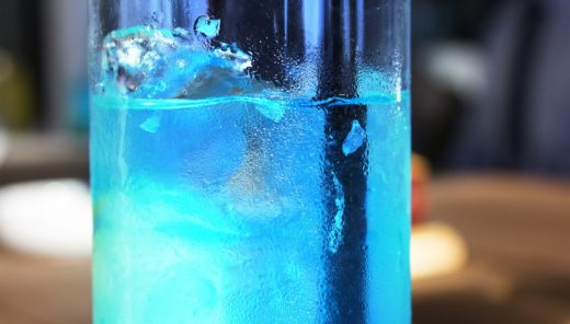 食品業界で使用が広がるスピルリナの幻想的な青色