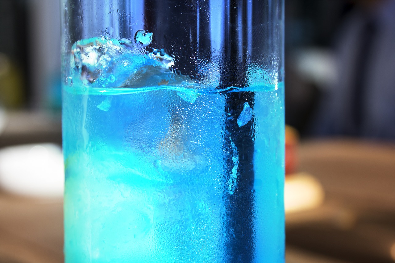 食品業界で使用が広がるスピルリナの幻想的な青色